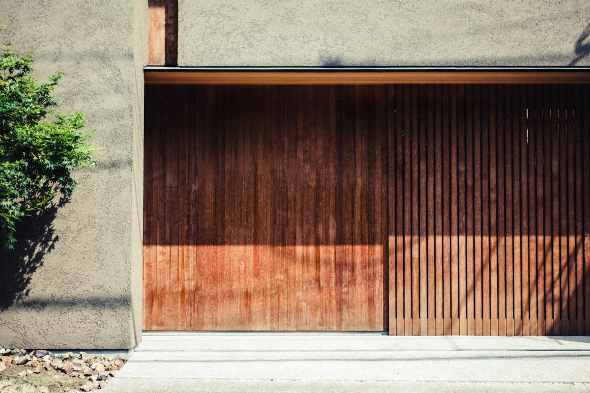 Madera y estuco: la luz marca el paso del tiempo sobre el material